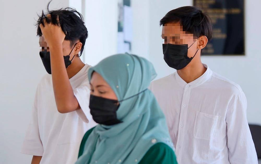 According to the charge, the two teenage boys, aged 16 and still schooling, were accused of committing mischief by fire which caused the destruction of the public toilet of a futsal court in Phase 3 of Bandar Puncak Alam here at 2.47 pm on Aug 28, 2022. - Photo by Bernama 