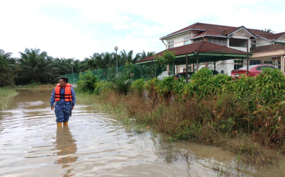58 victims from 22 families from Kampung Kilang Kacang and Kampung Batu 9 Changkat Jong have been placed in the Teluk Intan Municipal Hall, Langkap. - Photo courtesy of Hilir Perak APM
