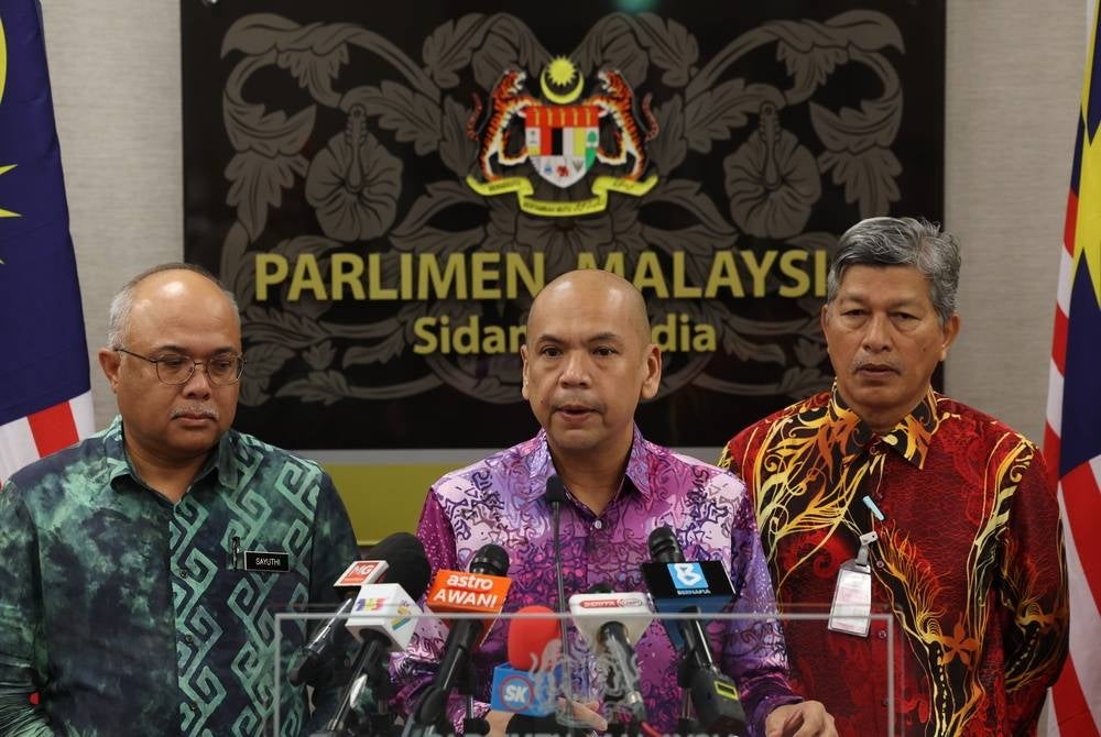 Acting Domestic Trade and Cost of Living Minister Armizan Mohd Ali (centre) said the policy, which is targeted to launch in the first quarter of 2024, will be able to further develop the country’s franchise industry to the international level. - BERNAMA 