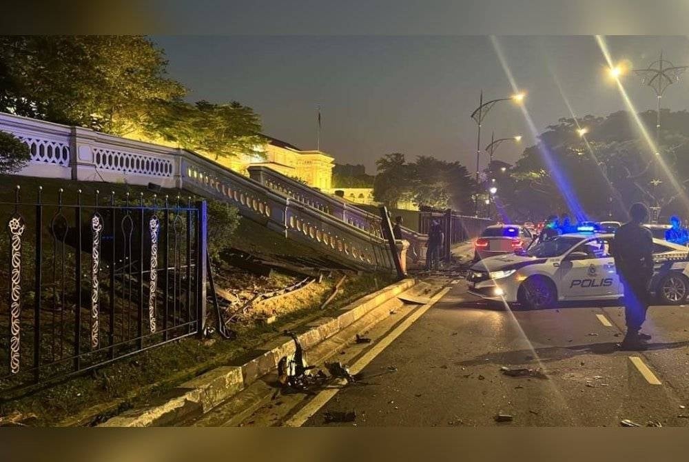 Istana fence was damaged after being hit by a car driven by a foreign man believed to be drunk at KM2.3 Jalan Skudai, Lido Beach, Johor Bahru today