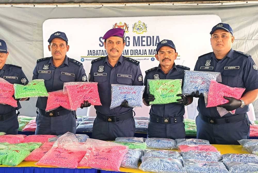 Sazali (third from the right) the confiscated drugs.