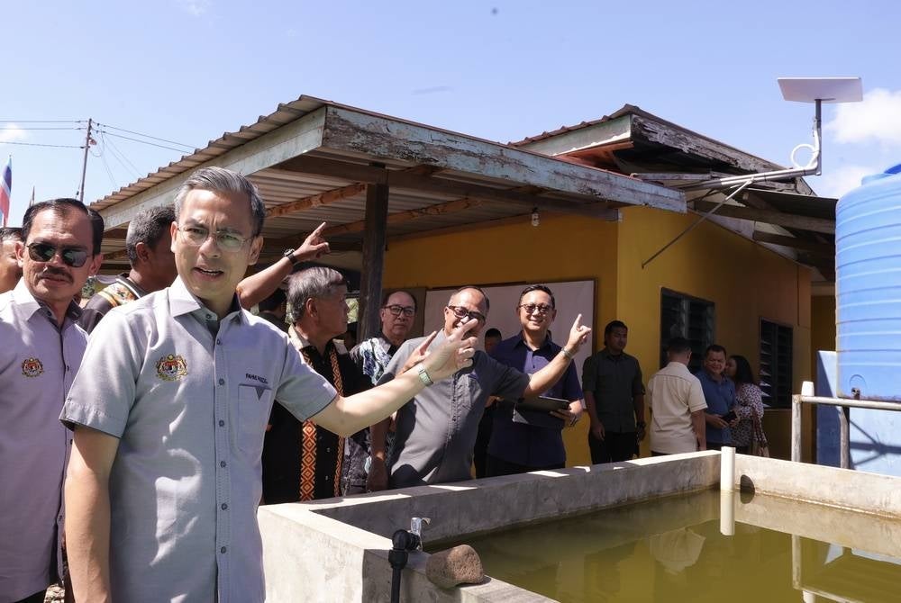 The installation of a Starlink satellite device in Kampung Langsat here is able to benefit 500 residents who now have access to high-speed internet connectivity of over 200 mbps, said Communications and Digital Minister Fahmi Fadzil (second from left). - BERNAMA