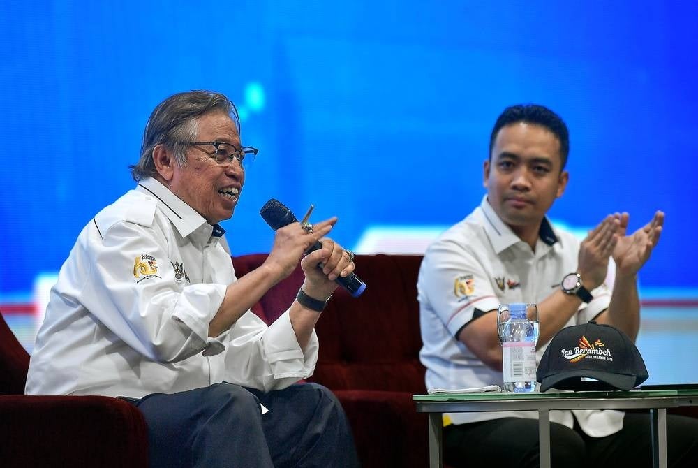 Sarawak Premier Tan Sri Abang Johari Tun Openg (left) said that he is confident with a total of RM8 billion deposited in strong financial institutions, the fund will continue to grow undisturbed within 20 years. - BERNAMA 