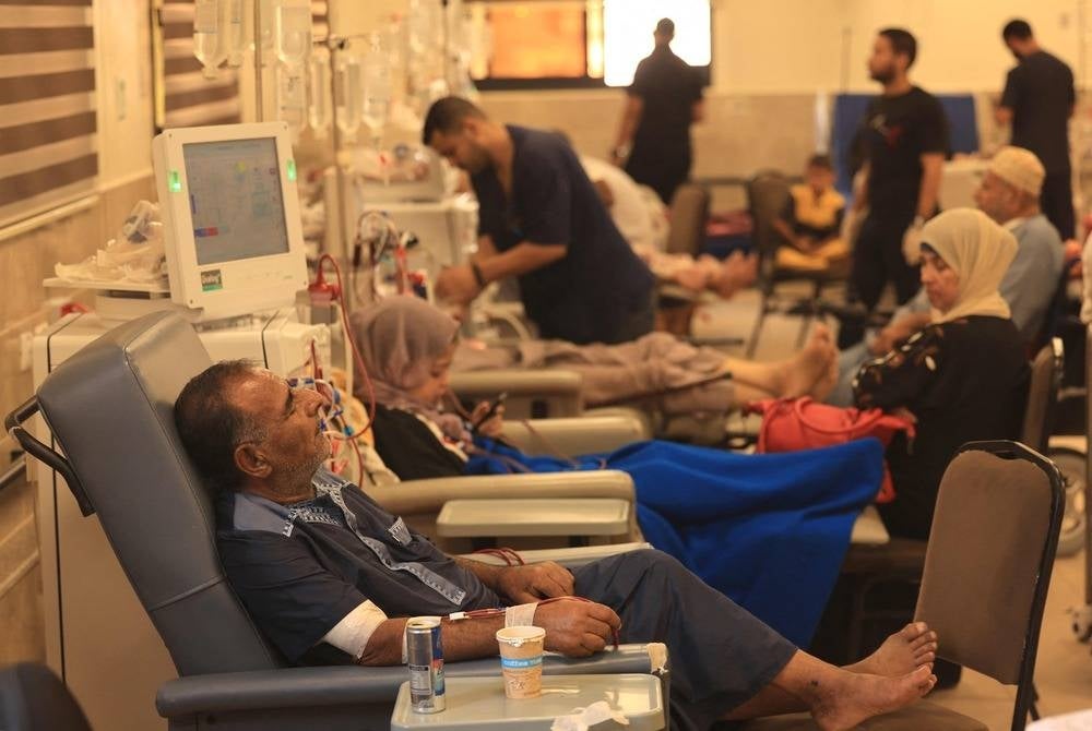 Patients undergo dialysis at a hospital in Khan Yunis in the southern Gaza Strip on Oct 24. (Photo by MAHMUD HAMS / AFP)