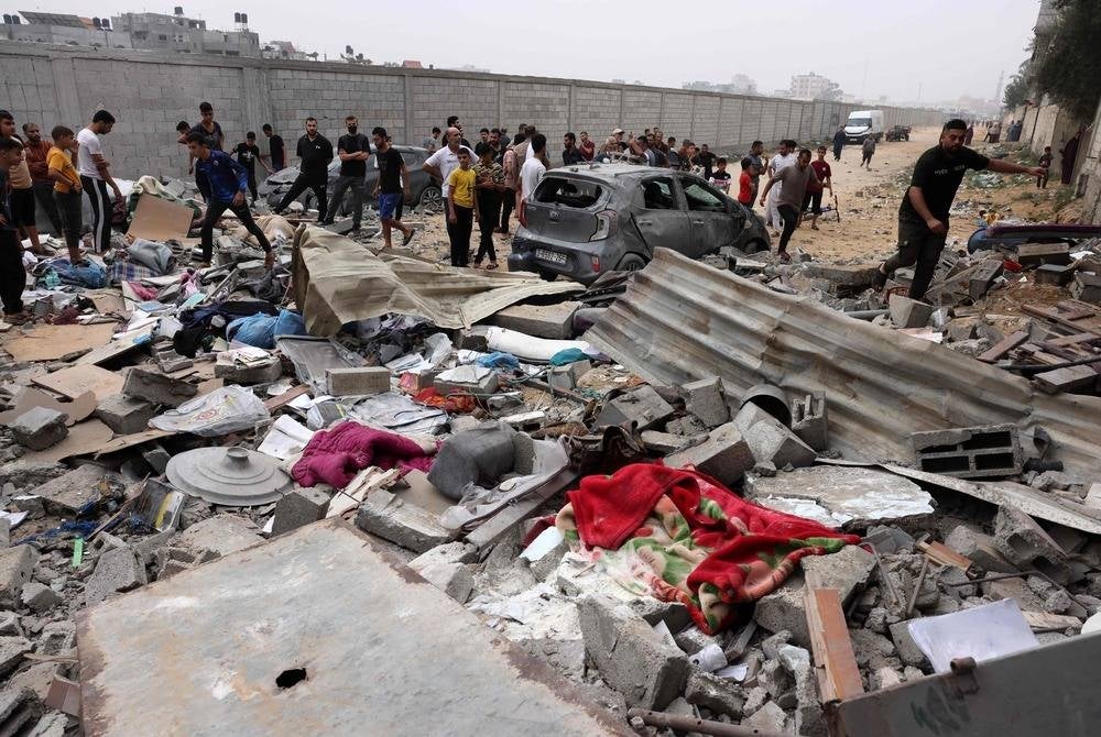 People check the damage in the aftermath of Israeli bombing in Rafah in the southern Gaza Strip on Oct 29. (Photo by MOHAMMED ABED / AFP)