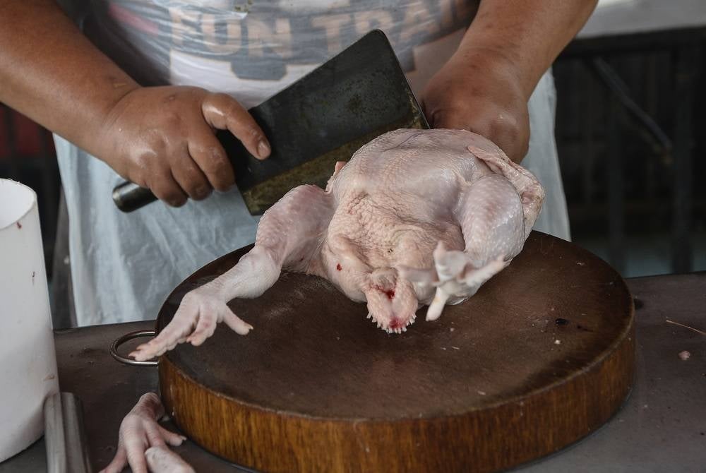 Consumers in Sarawak are urged to avoid panic buying following the government’s decision to lift the subsidies and price controls for chicken, effective this Wednesday. - BERNAMA 