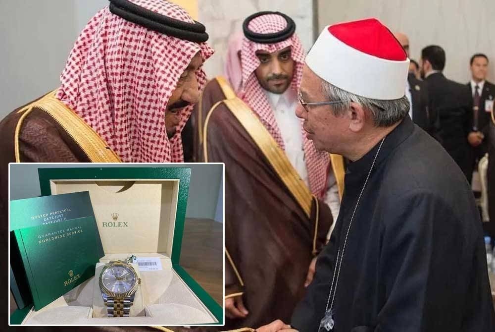 Zulkifli with King Salman (left)