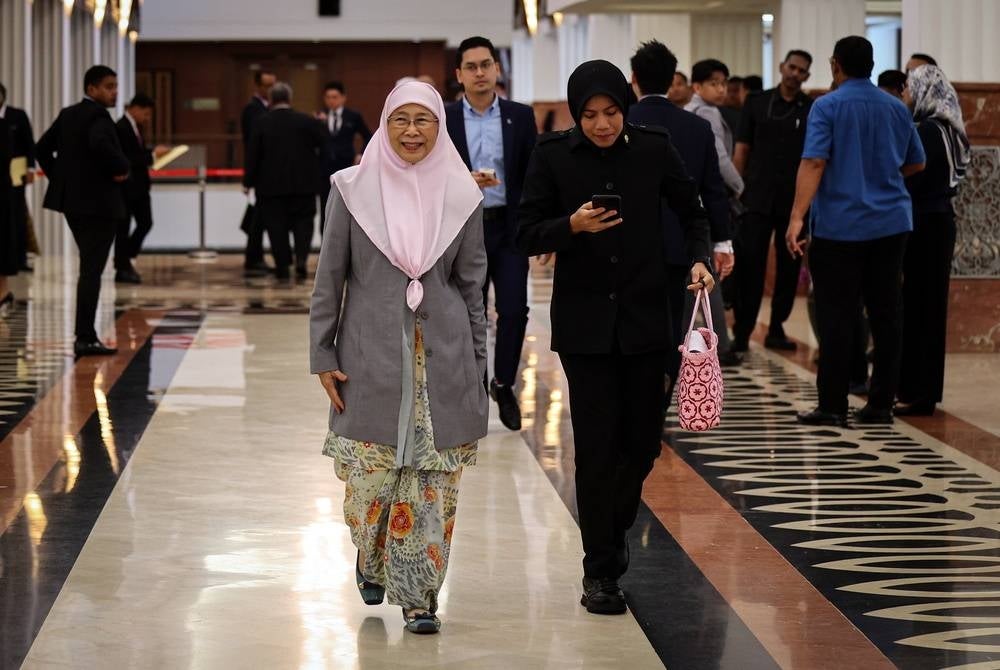 The Prime Minister's wife, Datuk Seri Dr Wan Azizah Wan Ismail, said it was in line with technological development that people now have the choice of reading books the traditional way or using their own devices. - BERNAMA 