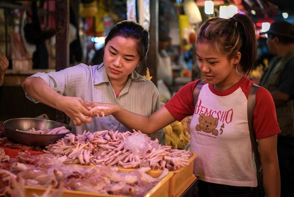 Consumers heaved a sigh of relief as there was no increase in the price of chicken following the government’s move to float the price starting today - BERNAMA