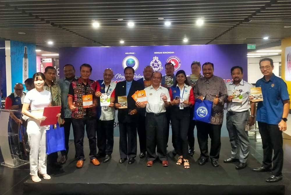 Sutekno (fifth from the right) with participants showing the anti-drug posters during the launch of the campaign.