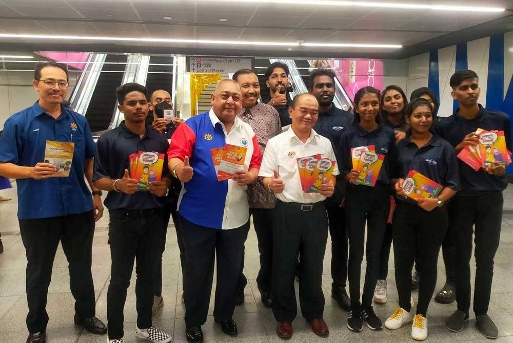 Sutekno (fourth from the right) with participants showing the anti-drug posters during the launch of the campaign.