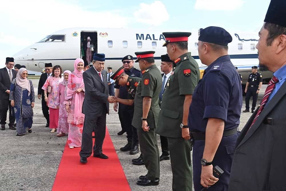 Sultan Sharafuddin and Tengku Permaisuri Norashikin arriving at the Kuching International Airport (LTAK) for the official four-day visit - Photo by Sarawak Information Department's Facebook