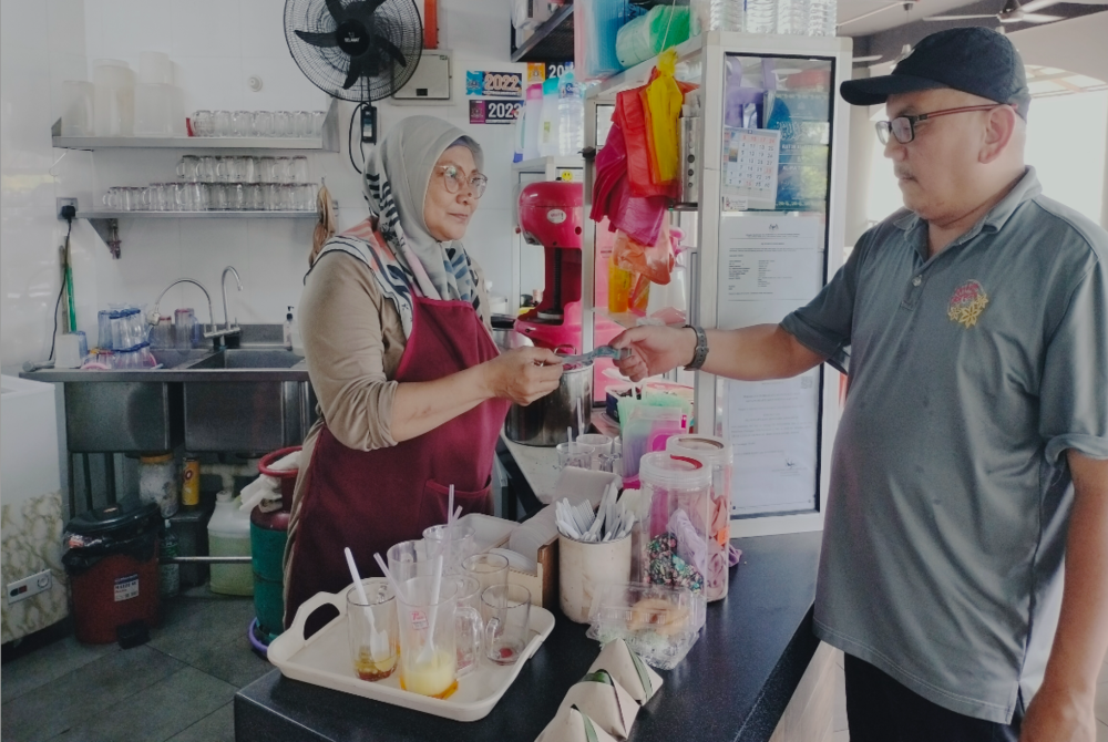 Raendang is more cautious when receiving money from customers.