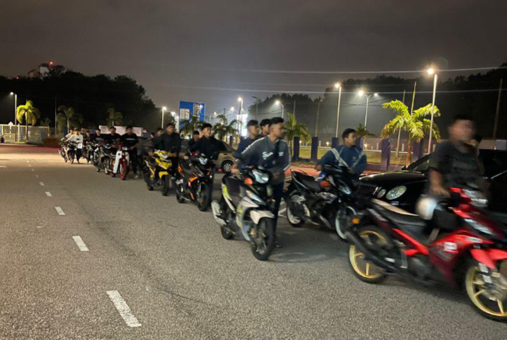 Twenty-one motorcycles were seized in Ops Samseng Jalanan (Street Thugs Ops) conducted in Penang Southwest District early this morning. - Facebook