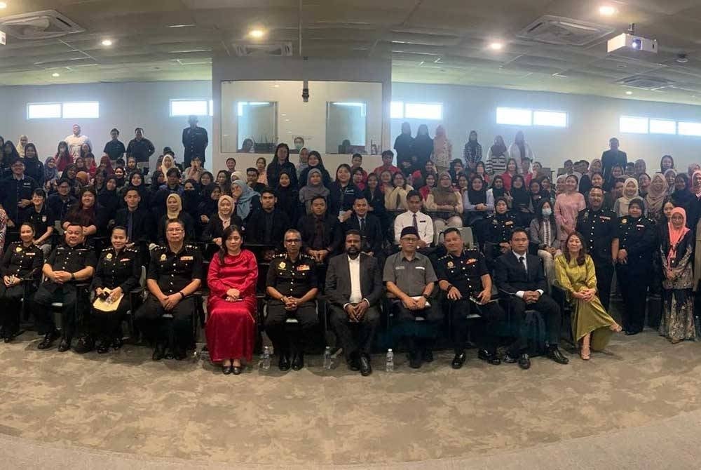 Karunanithy (front, sixth from the right) with guests, panel members of the forum, and participants in a group photo. - Photo by MACC.