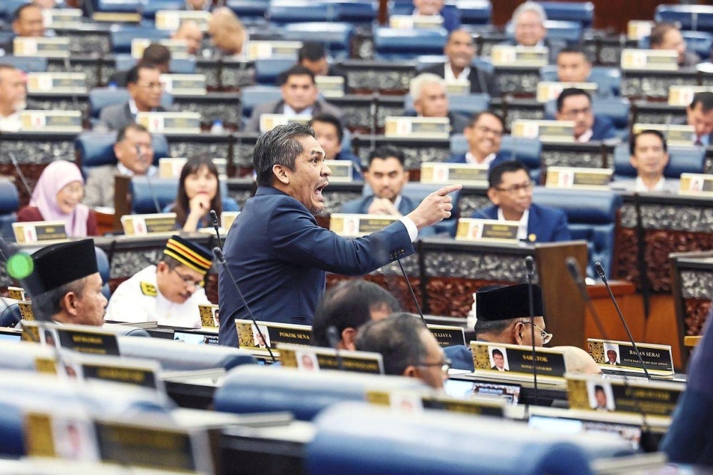 The latest incident between Radzi Jidin and Anwar. - Photo by Bernama