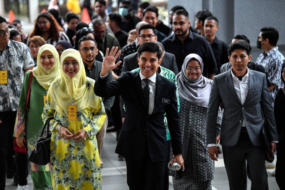 Muar MP Syed Saddiq Syed Abdul Rahman accompanied by his mother Shariffah Mahani Syed Abdul Aziz at the Kuala Lumpur Courts Complex, today. - Photo by Bernama