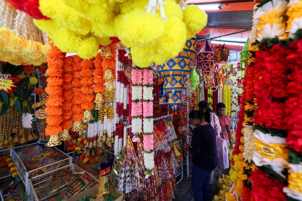 The Indian community is making preparations in the last week before celebrating Deepavali, as observed in Little India on Nov 7 in Penang. (BERNAMA PHOTO) 