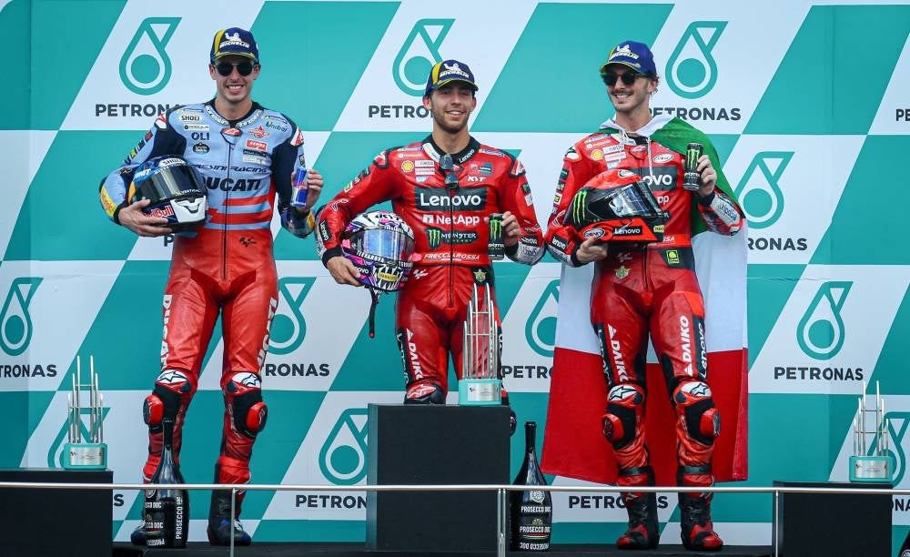 SEPANG, 12 Nov -- Pelumba Ducati Lenovo Team Enea Bastianini (tengah) menjuarai perlumbaan MotoGP Grand Prix Malaysia 2023 di Litar Antarabangsa Petronas Sepang di sini hari ini.
Manakala tempat kedua pelumba pasukan Gresini Racing MotoGP Alex Marquez (kiri) dan pelumba pasukan Ducati Lenovo Team Francesco Bagnaia tempat ketiga (kanan).
--fotoBERNAMA (2023) HAK CIPTA TERPELIHARA