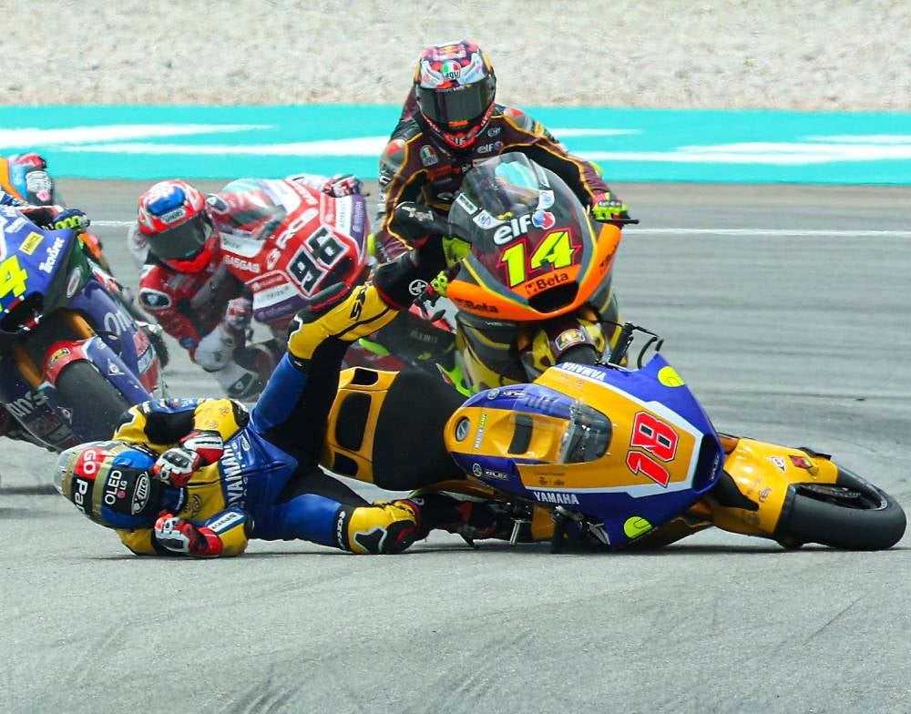 SEPANG, 12 Nov -- Pelumba dari pasukan Correos Prepago Yamaha VR46 Team Manuel Gonzalez terlibat dalam kemalangan diselekoh dua dalam perlumbaan Moto2 pada Grand Prix (GP) Motosikal Malaysia 2023 di Litar Antarabangsa Petronas Sepang hari ini.
--fotoBERNAMA (2023) HAK CIPTA TERPELIHARA