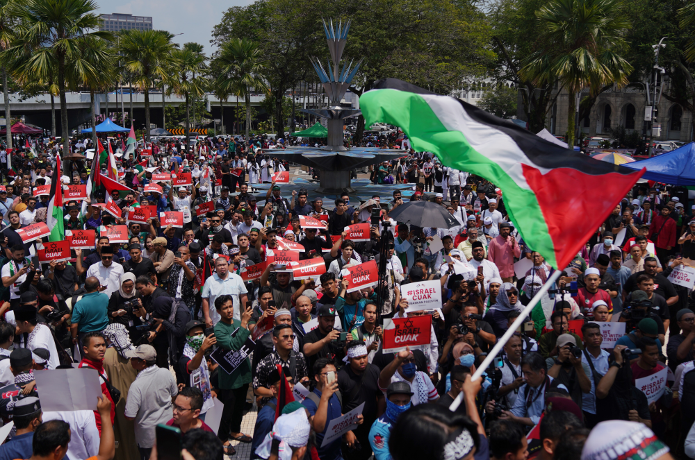 Atmosphere during the Solidarity Gathering for Gaza at the National Mosque, Kuala Lumpur, attended by participants on Friday on Oct 13, 2023. (PHOTO BY ROSLI TALIB)