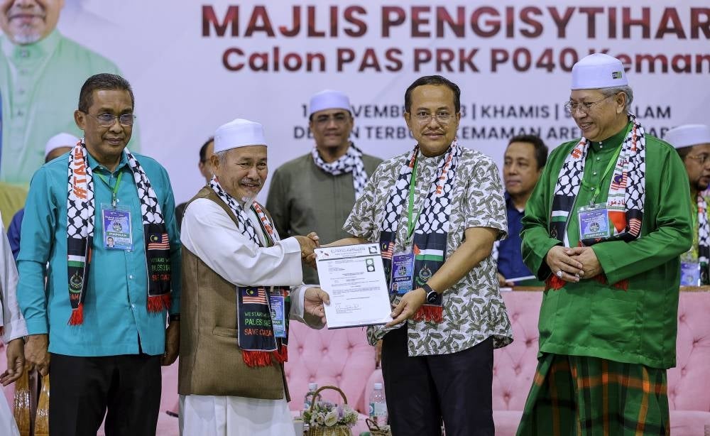 Terengganu Menteri Besar Datuk Seri Dr Ahmad Samsuri Mokhtar (second, right) receives the appointment letter from Pas Deputy President Datuk Seri Tuan Ibrahim Tuan Man (second, left) during the announcement ceremony. (BERNAMA PHOTO) 