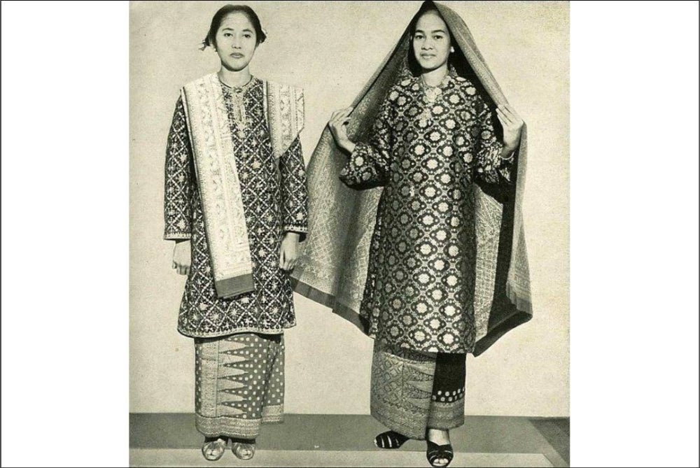 Women in the traditional Teluk Belanga Baju kurung during the 1930's -1940's. - Photo: Google