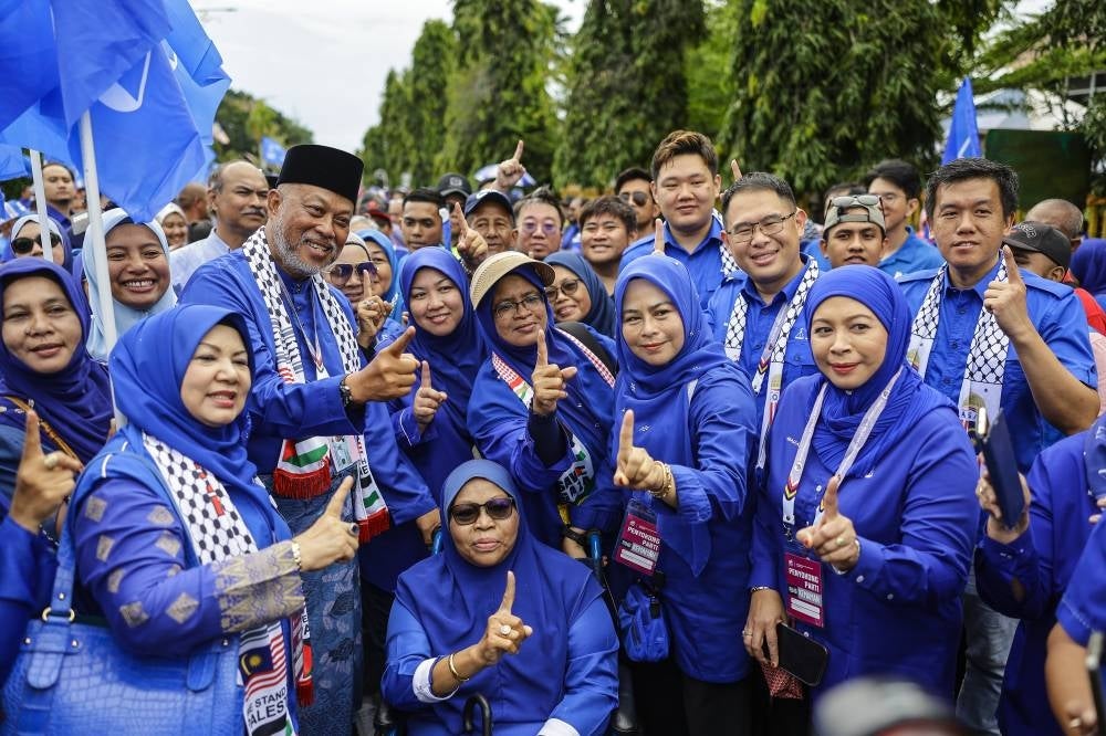 BN candidate General (R) Tan Sri Raja Mohamed Affandi Raja Mohamed Noor interacts warmly with BN supporters at the Nomination Centre for the Kemaman Parliamentary By-Election at Dewan Berlian Utama, Kemaman Municipal Council today. (BERNAMA)