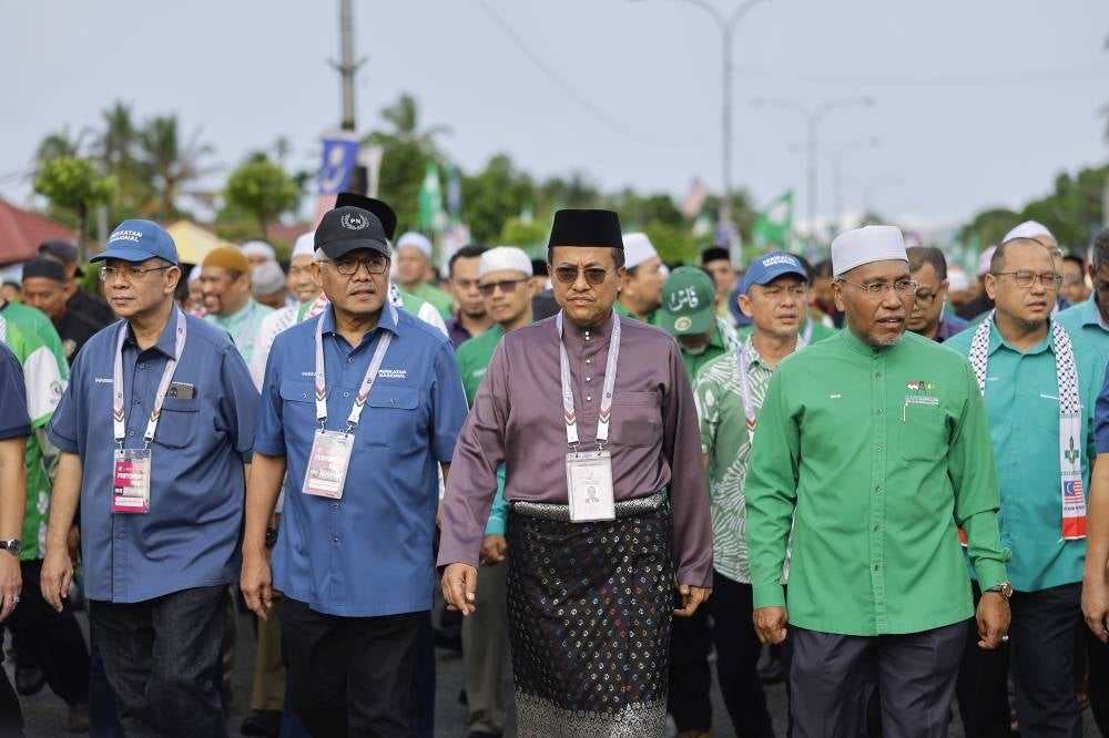 Pas candidate Datuk Seri Dr Ahmad Samsuri Mokhtar (front, second right) attends the Nomination Centre for the Kemaman Parliamentary By-Election to submit nomination papers at Dewan Berlian Utama, Kemaman Municipal Council today. (BERNAMA PHOTO)