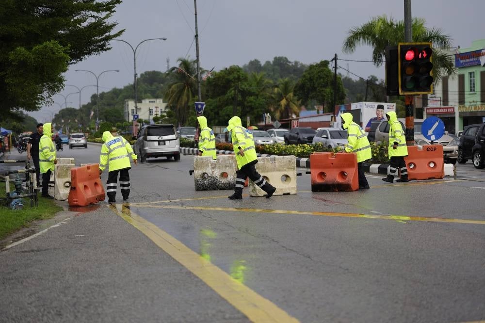 Police personnel begin preparations to close roads around the Nomination Centre for the Kemaman Parliamentary By-Election at Dewan Berlian Utama, Kemaman Municipal Council today. (BERNAMA PHOTO)
