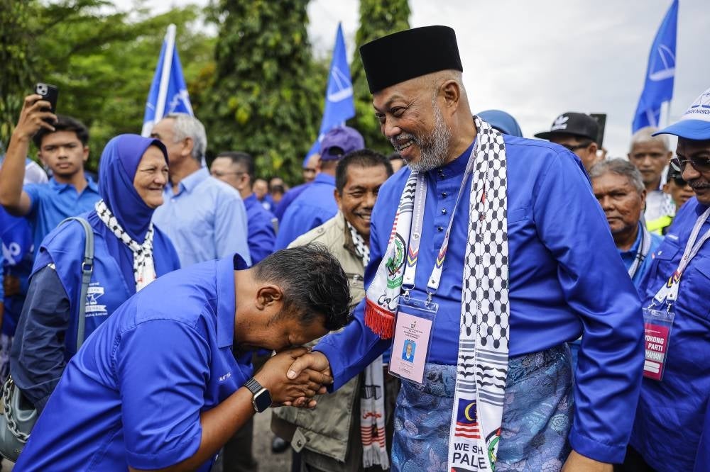 BN candidate General (R) Tan Sri Raja Mohamed Affandi Raja Mohamed Noor, warmly interacts with BN supporters at the Nomination Centre for the Parliamentary By-Election for Kemaman Parliament in Dewan Berlian Utama, Kemaman Municipal Council today. (BERNAMA PHOTO)