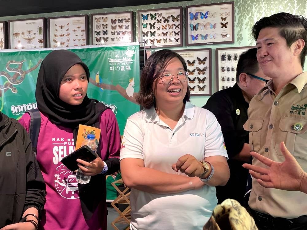 Tourism Selangor industry development manager Chua Yee Ling (middle) and Farm in The City CEO Datuk Allan Phoon (right).