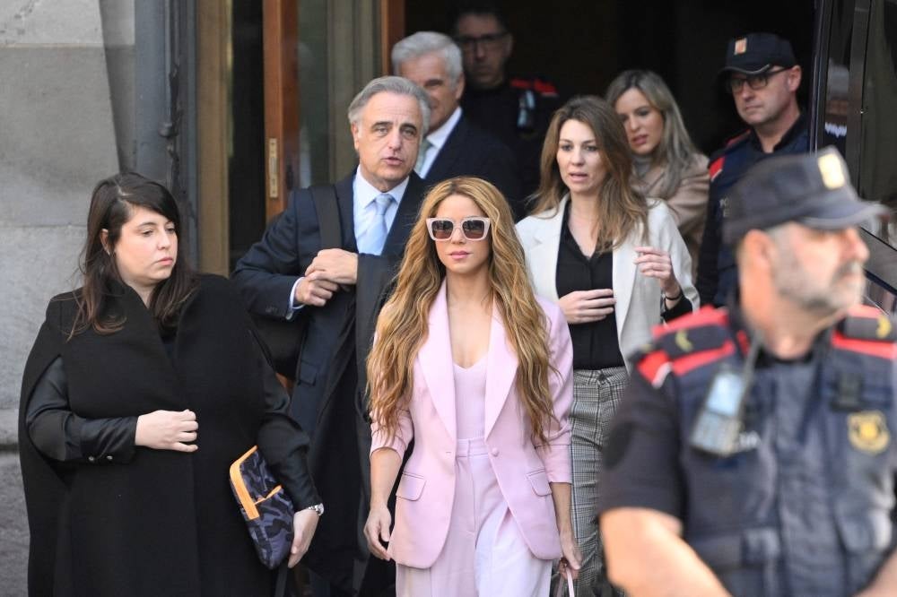 Colombian singer Shakira (C) leaves the High Court of Justice of Catalonia after attending her trial on tax fraud, in Barcelona on November 20, 2023 - AFP 