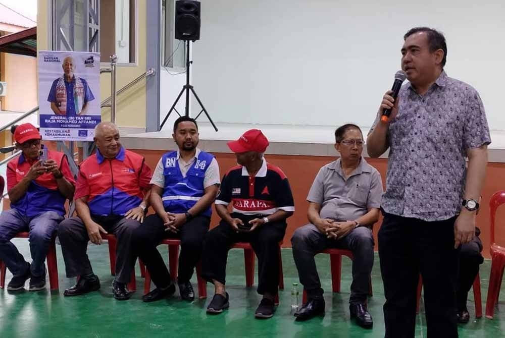 Anthony Loke (right) meeting voters at Sekolah Kebangsaan Lok Khoon, Kemasik on Thursday.
