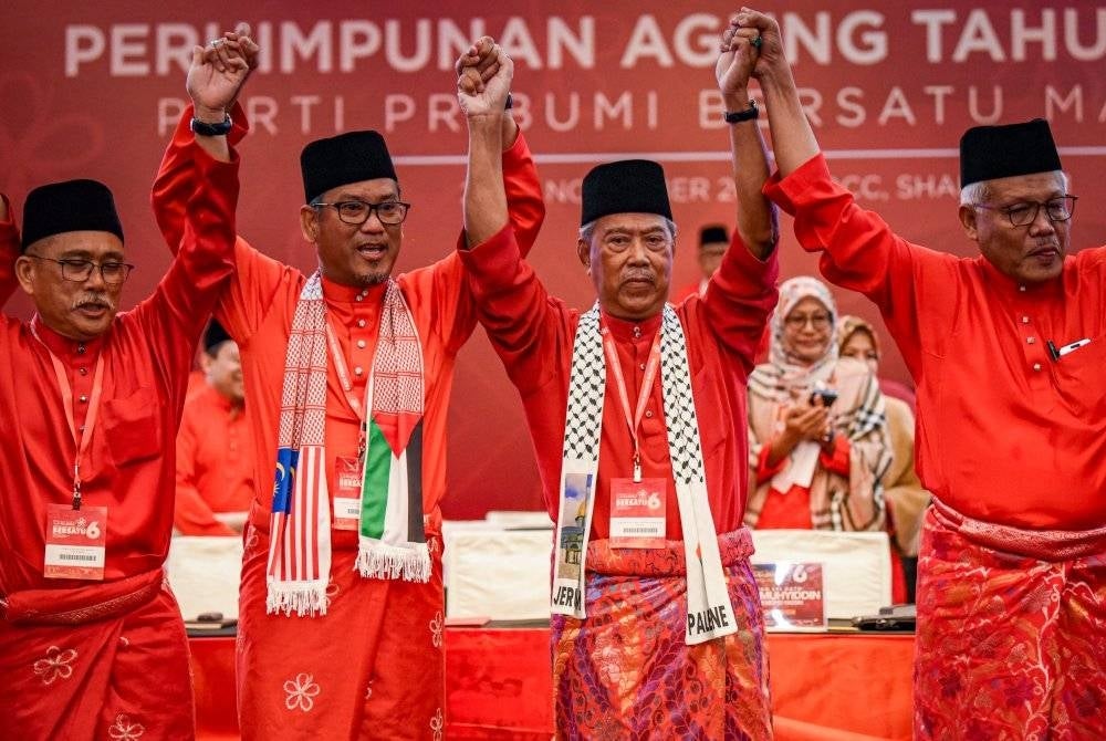 Muhyiddin (second from left) with party leadership (Photo by Rafeq Redzuan)