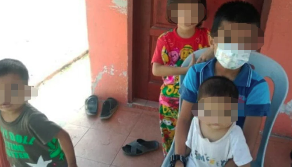 The four children were left in front of a guardhouse at the Perak Tengah administration complex in Seri Iskandar on Nov 23. (PDRM pic)