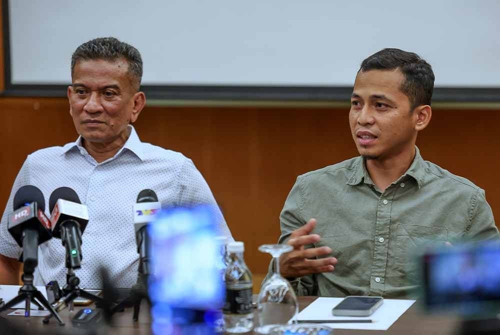 Mohammad Agus (left) and Abdul Wahab (right) during a special press conference in Bangi on Nov 17 - Photo by Bernama