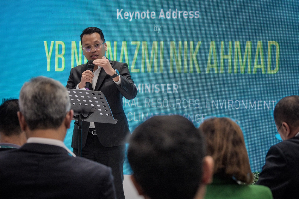 Nik Nazmi officiating the Pre-Launch of COP28 at the Conference and Exhibition on Green Technology and International Eco Products Malaysia (IGEM) 2023 at the Kuala Lumpur Convention Centre on Oct 4 this year. (FB PHOTO NIK NAZMI)