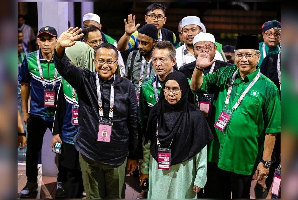 Samsuri (front, left) - FILE PIX by Bernama