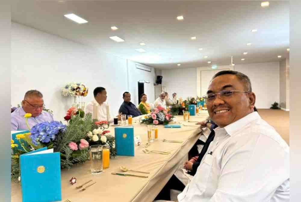 Sanusi and Tiong pictured at dinner during the visit to Sadao Thailand - FILE PIX 