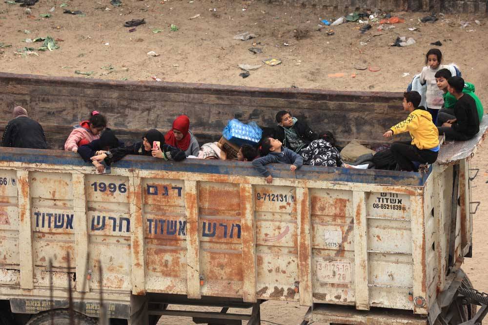 Palestinians fleeing Khan Yunis arrive in Rafah further south near the Gaza Strip's border with Egypt on Dec 5, 2023, after Israeli forces were seen the previous day on the outskirts of Khan Yunis, which is packed with displaced civilians. - (Photo by SAID KHATIB / AFP)
