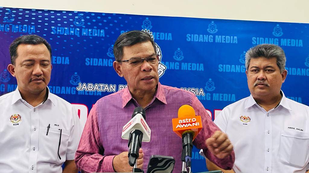 Saifuddin Nasution (centre) at a press conference after launching the Prison Department's District Parole Station (SPD) at the Muallim District - BERNAMA