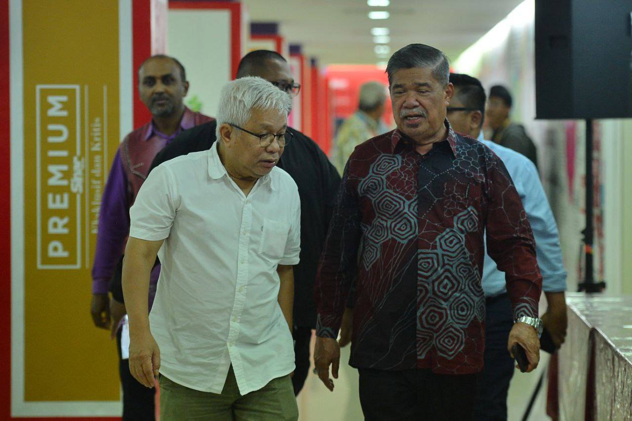Agriculture and Food Security Minister Datuk Seri Mohamad Sabu and Karangkraf Group Advisor Datuk Hussamuddin Yaacub.