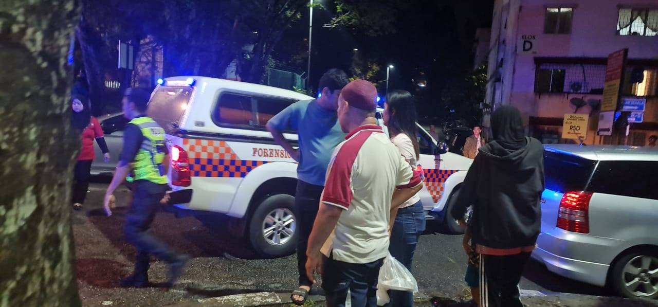 Police's forensic team arrives at Idaman Apartment.