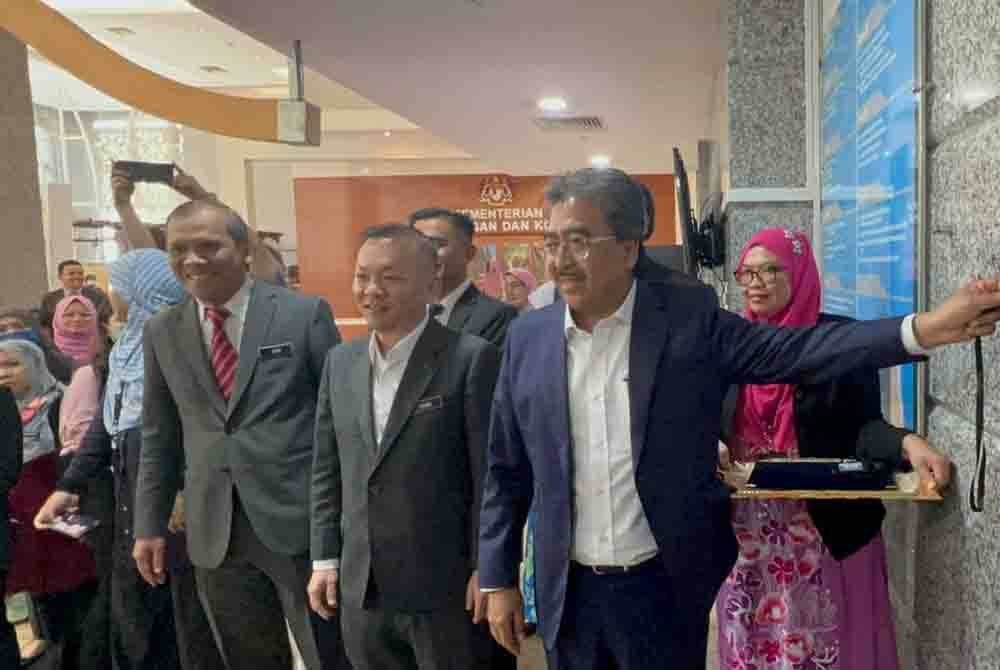 Johari clocking in at the Plantation and Commodities ministry.