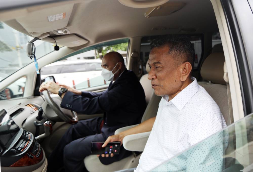 Sitting in the front passenger seat with the car window pulled down, Agus just smiled and waved at the media without saying a word.