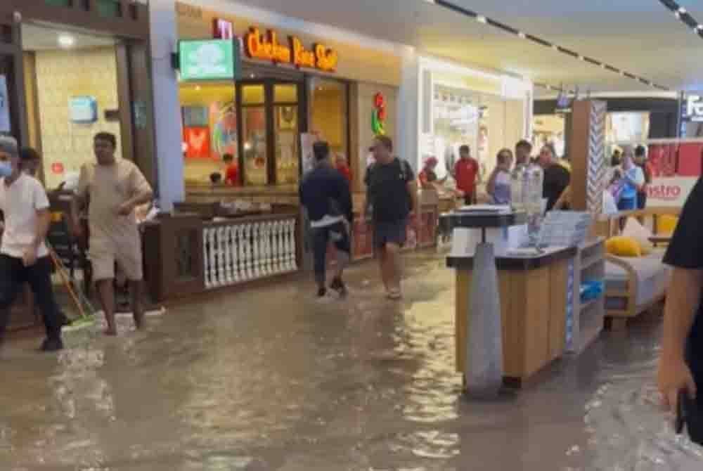 The rising waters, reaching nearly half a metre, flooded the premises.