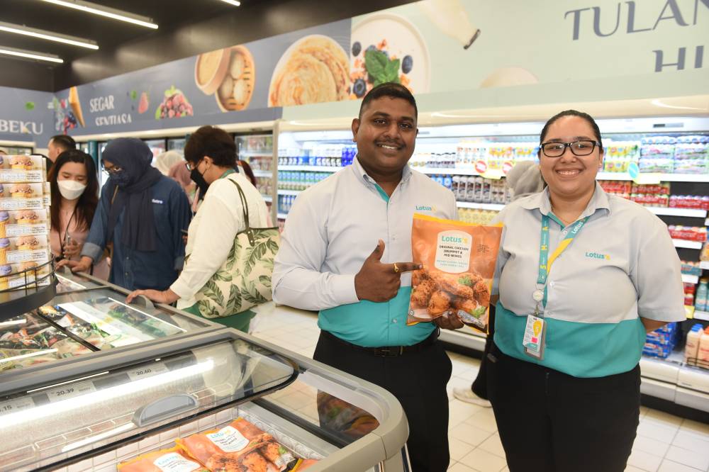 Lotus's Malaysia Central 1 Region Store director S.Thinesh (left) and Lotus's Wangsa Walk store manager Amanda Joseph at the relaunch of the Wangsa Walk Lotus's store in Wangsa Maju, today. - Photo by MOHD RAFIQ REDZUAN HAMZAH