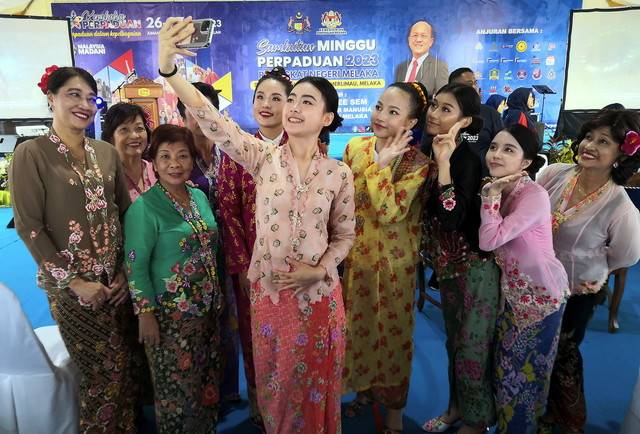 Women from the Baba and Nyonya community showcasing their traditional attire, the Nyonya kebaya, during the opening ceremony of the state-level Unity Week celebration 2023 at Dataran Orang Kampung Merlimau on May 23, 2023. - BERNAMA FILE PIX