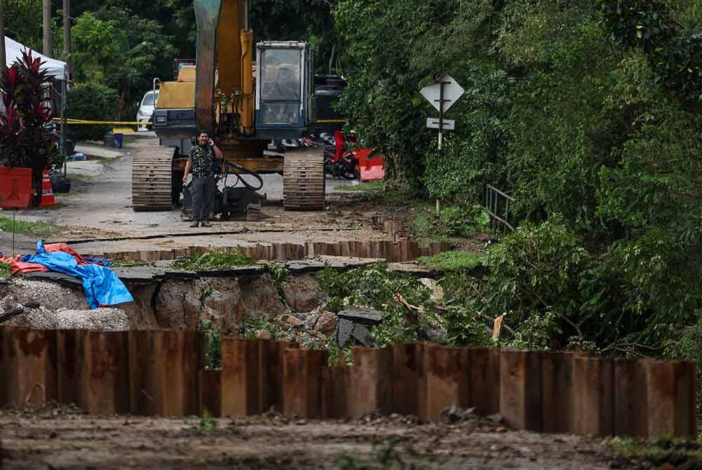 Iron pile installation and slope repair works are being carried out at the site of the landslide incident to control the movement of the ground in Jalan Wawasan, Puchong. - Photo by Bernama